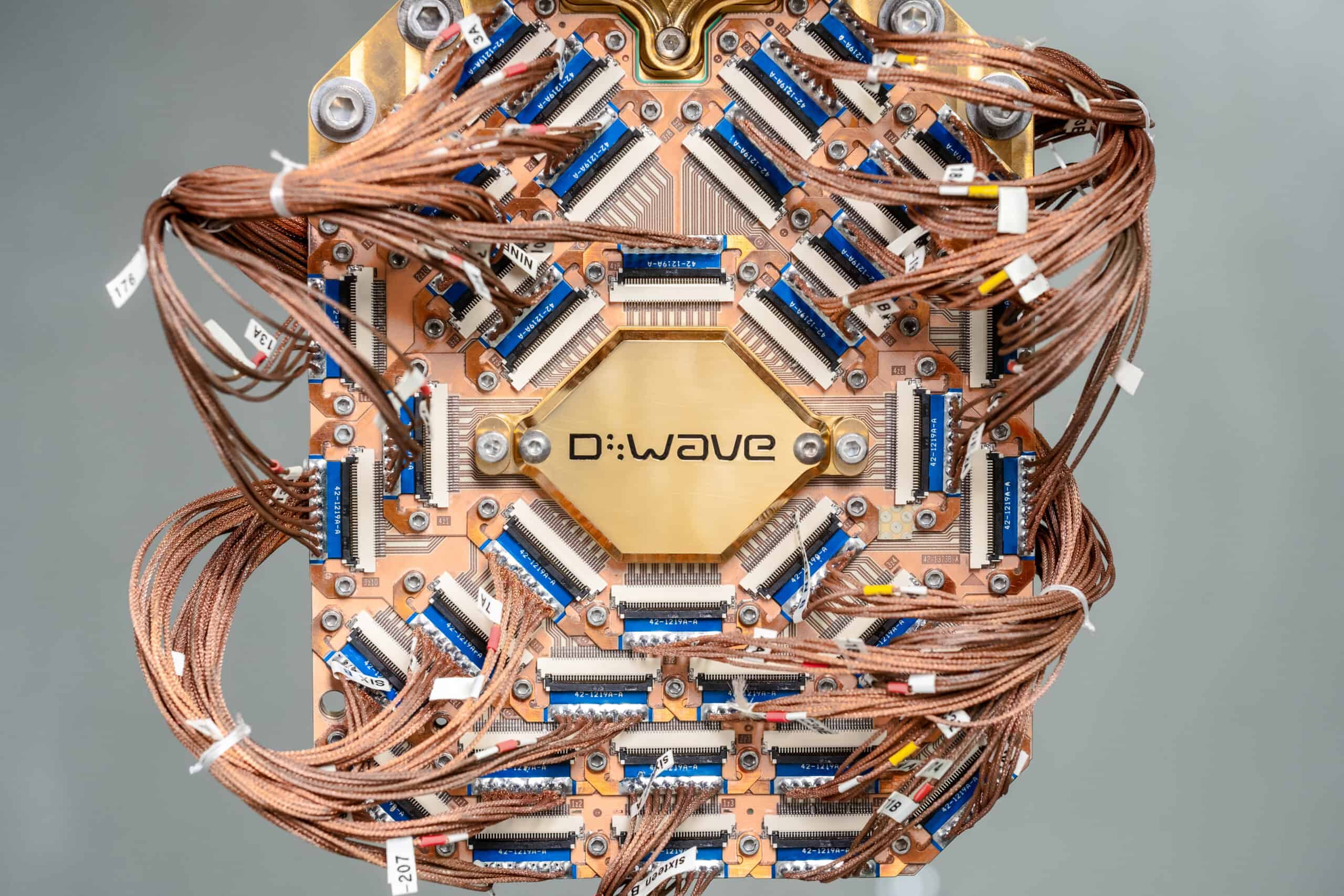 D-Wave、実用問題での量子超越性達成を主張 – 他の機関はこれに疑問を呈する