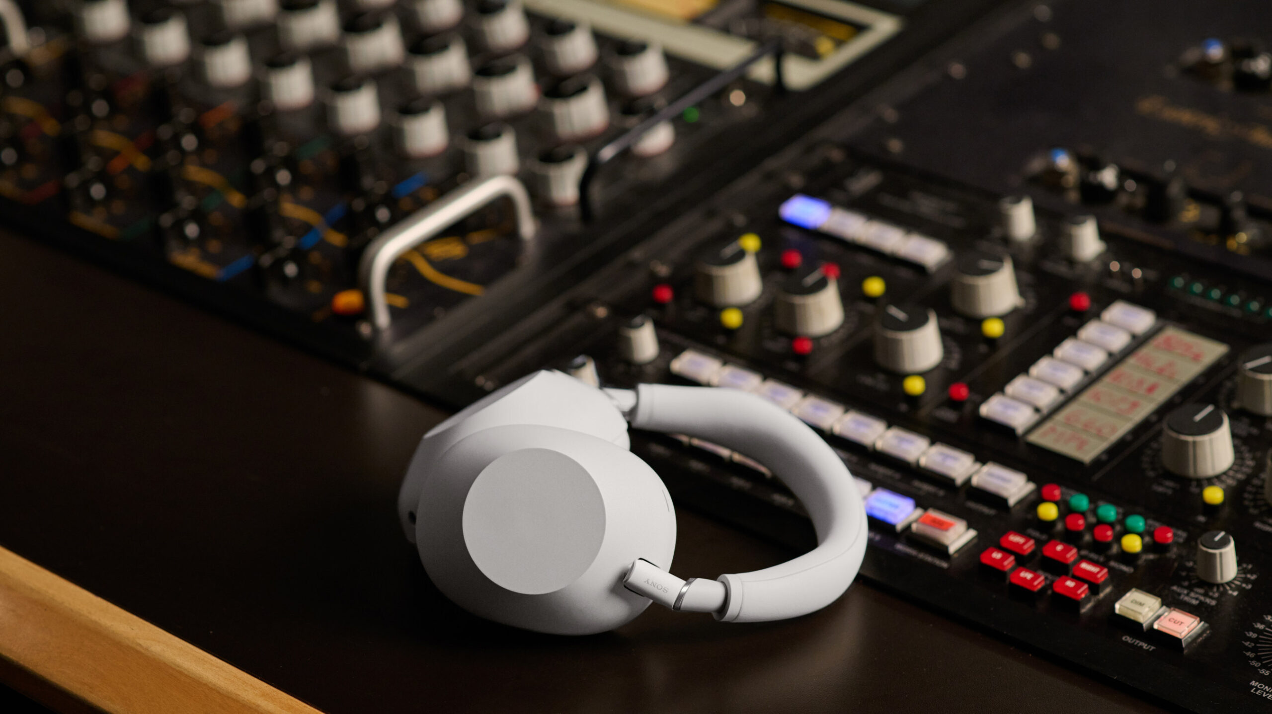 WH 1000XM6 on Soundboard 1 Sony