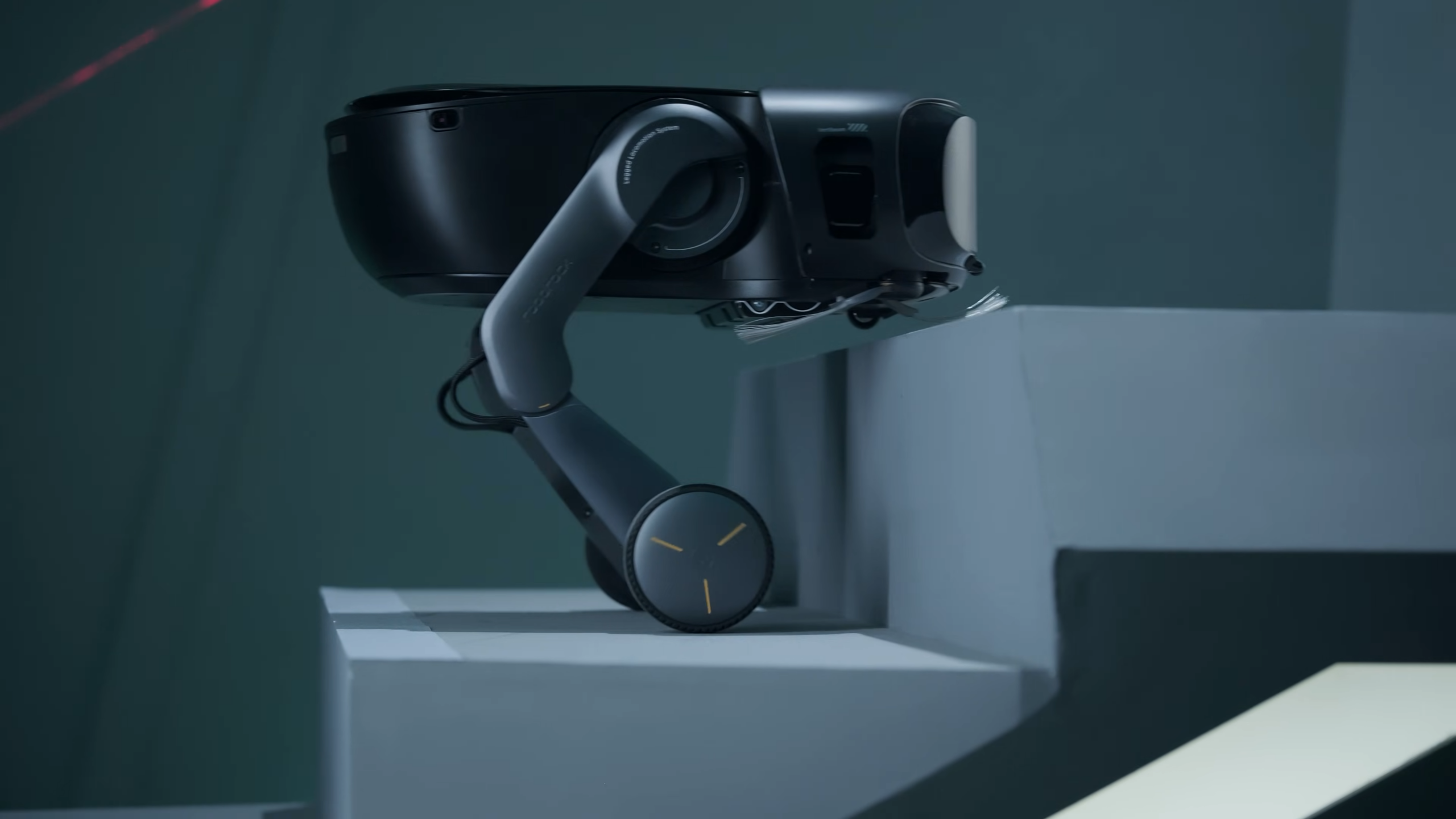 Roborock、ジャンプしたり階段を登れる真の脚付きロボット掃除機「Saros Rover」を発表 | XenoSpectrum